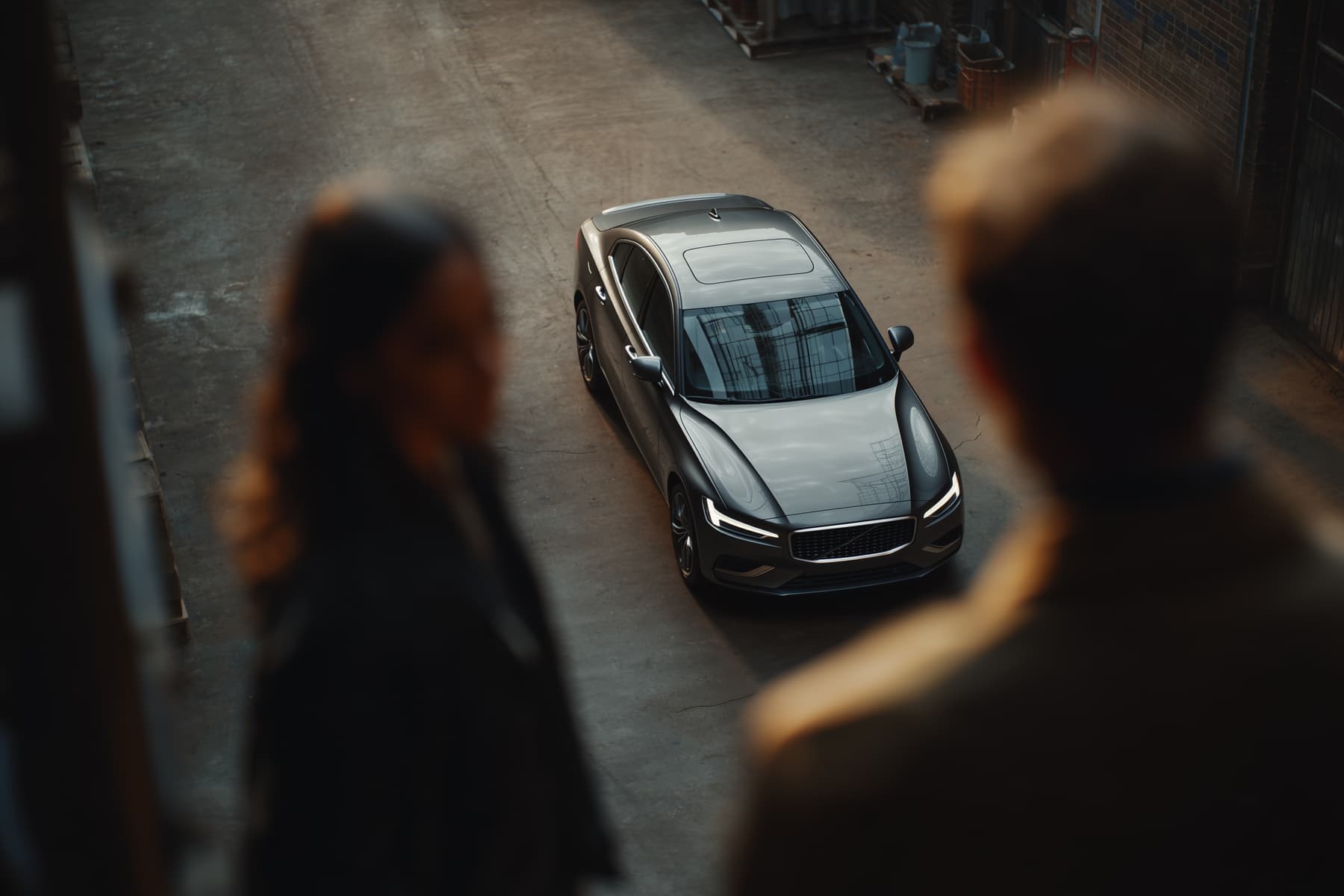 Elegante dunkle Limousine aus der Vogelperspektive, betrachtet von zwei Interessenten – Automobilzentrum Singer